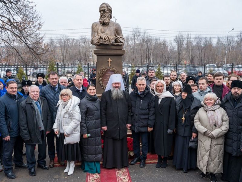 На территории Клиник СамГМУ открыли памятник святителю Луке Крымскому