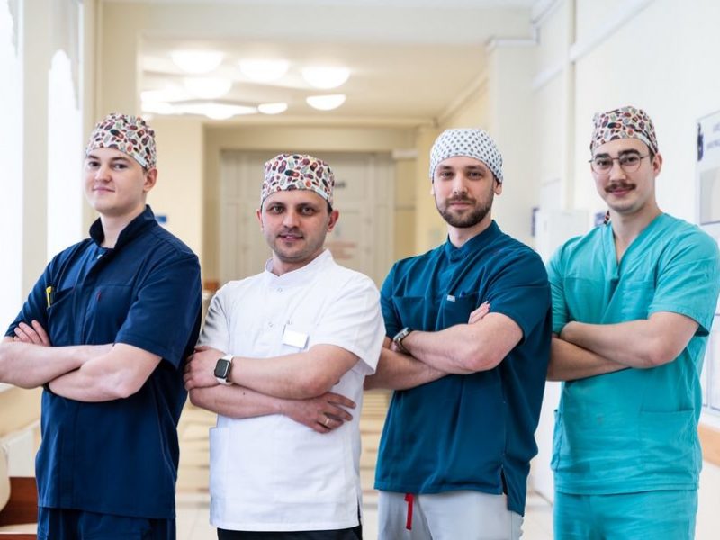 На враче и шапка говорит: о чём могут рассказать операционные шапочки хирургов Клиник СамГМУ