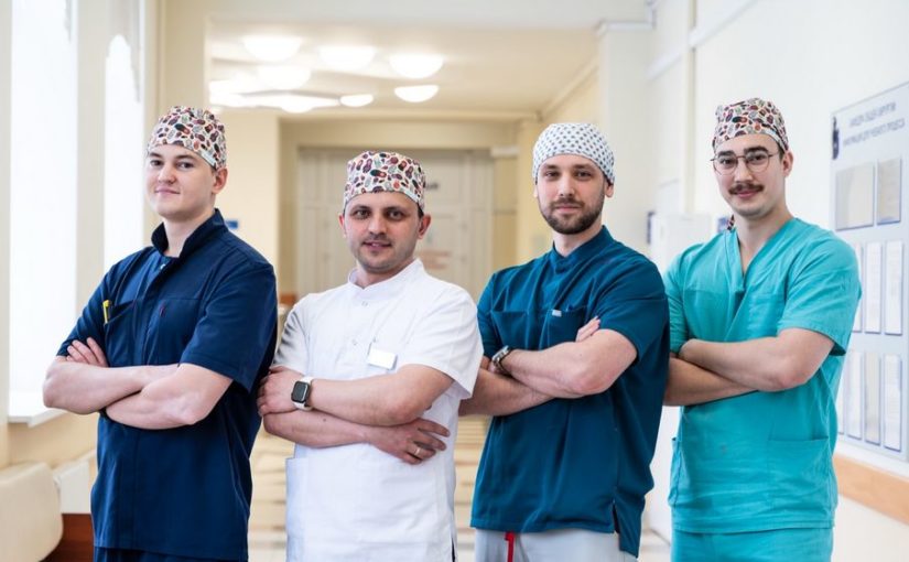 На враче и шапка говорит: о чём могут рассказать операционные шапочки хирургов Клиник СамГМУ