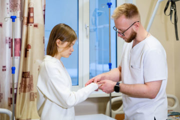 В Клиниках СамГМУ юной пианистке вернули возможность играть на фортепиано