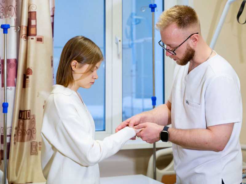 В Клиниках СамГМУ юной пианистке вернули возможность играть на фортепиано