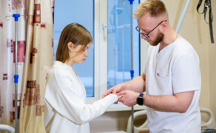 В Клиниках СамГМУ юной пианистке вернули возможность играть на фортепиано