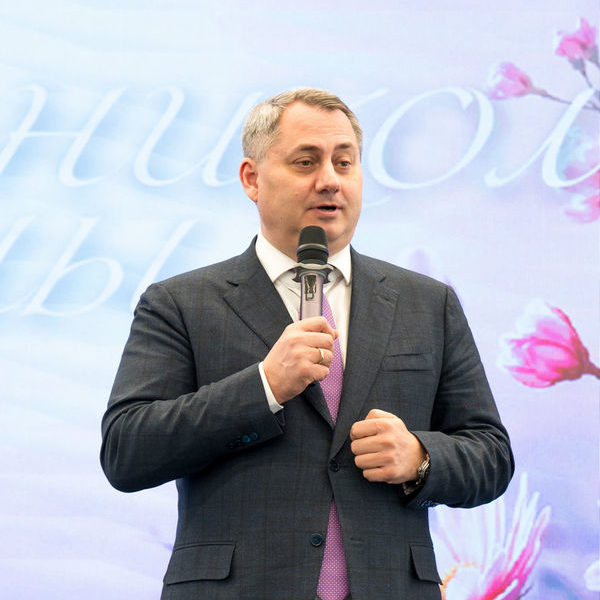 Поздравление от ректора СамГМУ Александра Колсанова с Международным женским днем