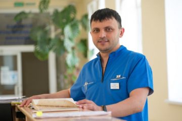 Пересаженные волосы сохраняются пожизненно: врач СамГМУ о главных правилах ухода после трансплантации