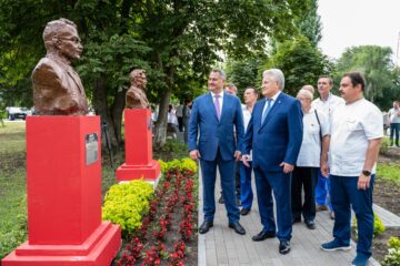 В Клиниках СамГМУ открыта обновленная Аллея памяти выдающихся самарских врачей