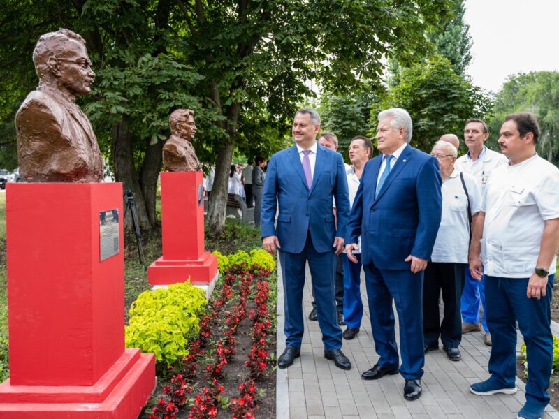 В Клиниках СамГМУ открыта обновленная Аллея памяти выдающихся самарских врачей