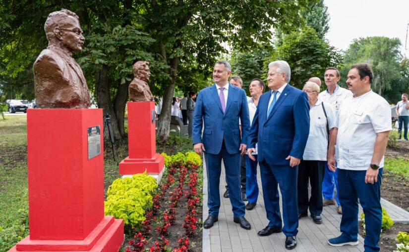 В Клиниках СамГМУ открыта обновленная Аллея памяти выдающихся самарских врачей